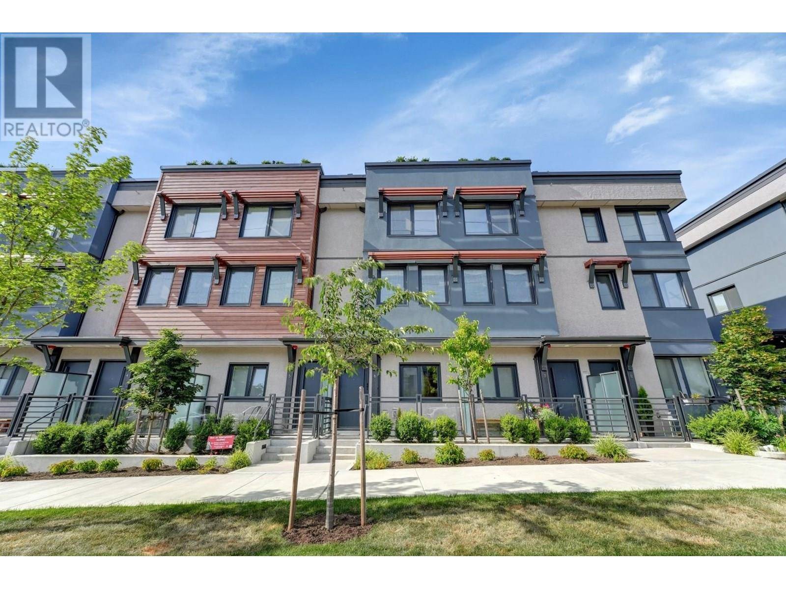 North Vancouver, BC V7L0J1,632 E 3RD ST #6