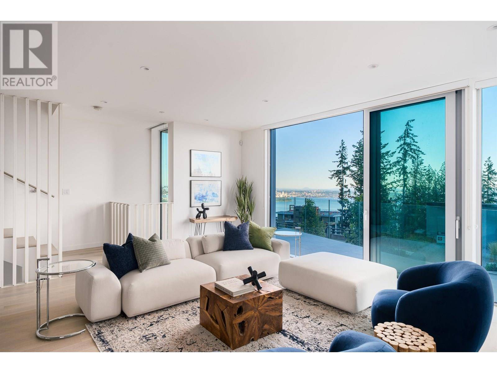 3317 CHIPPENDALE ROAD, West Vancouver, BC V7S0B7