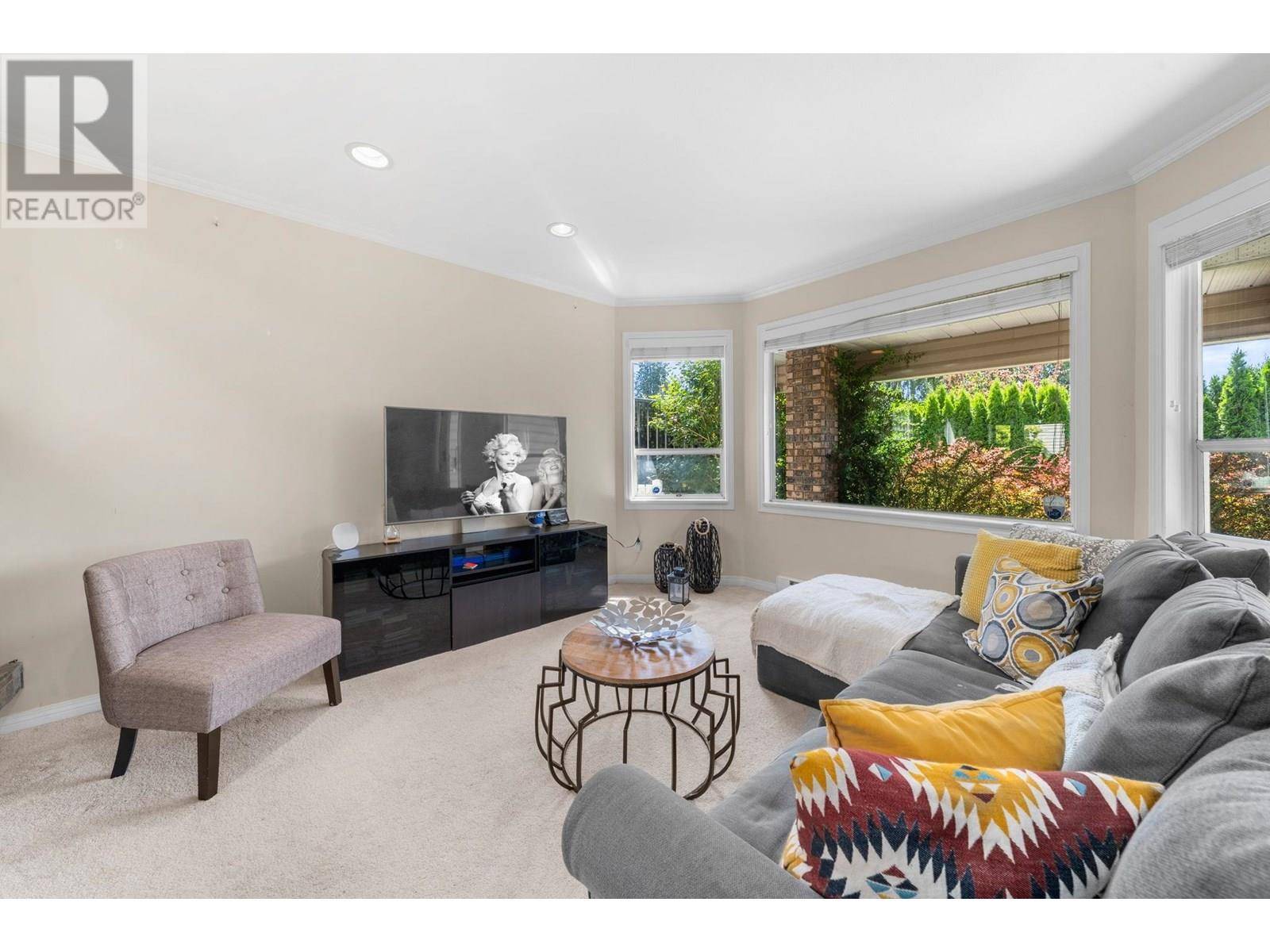 North Vancouver, BC V7M1K9,460 West 6TH ST #2