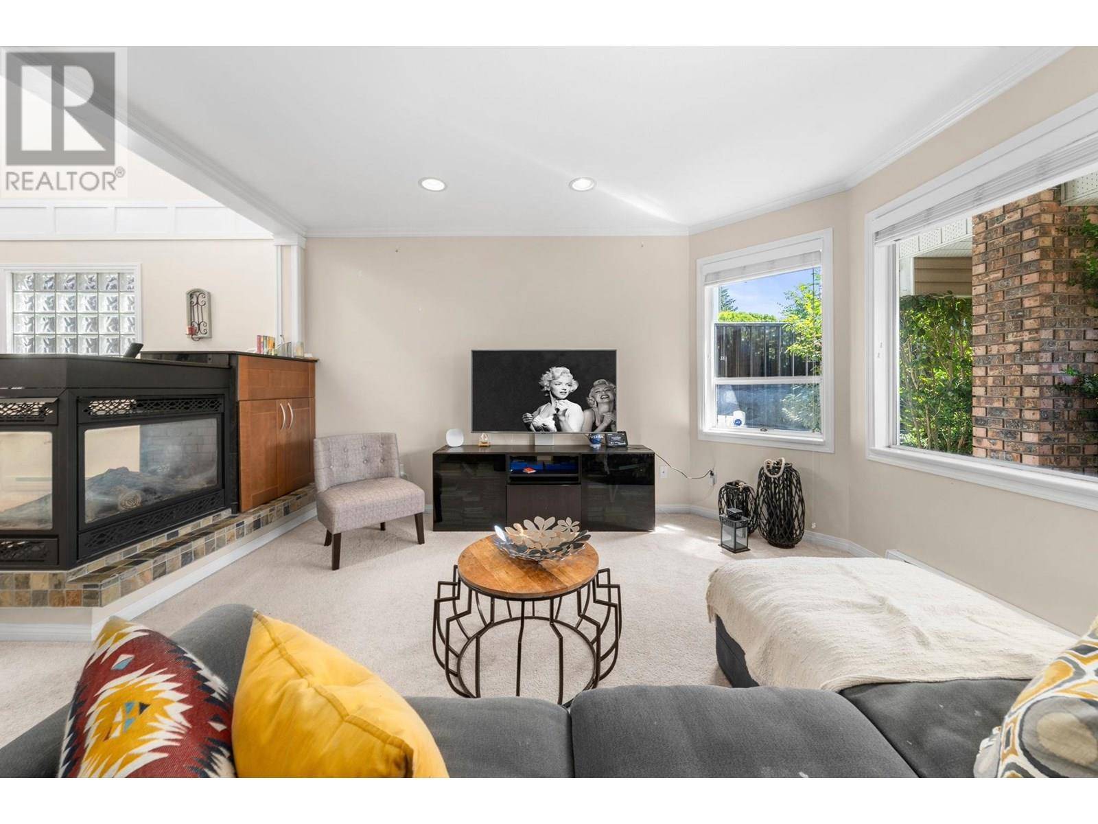 North Vancouver, BC V7M1K9,460 West 6TH ST #2