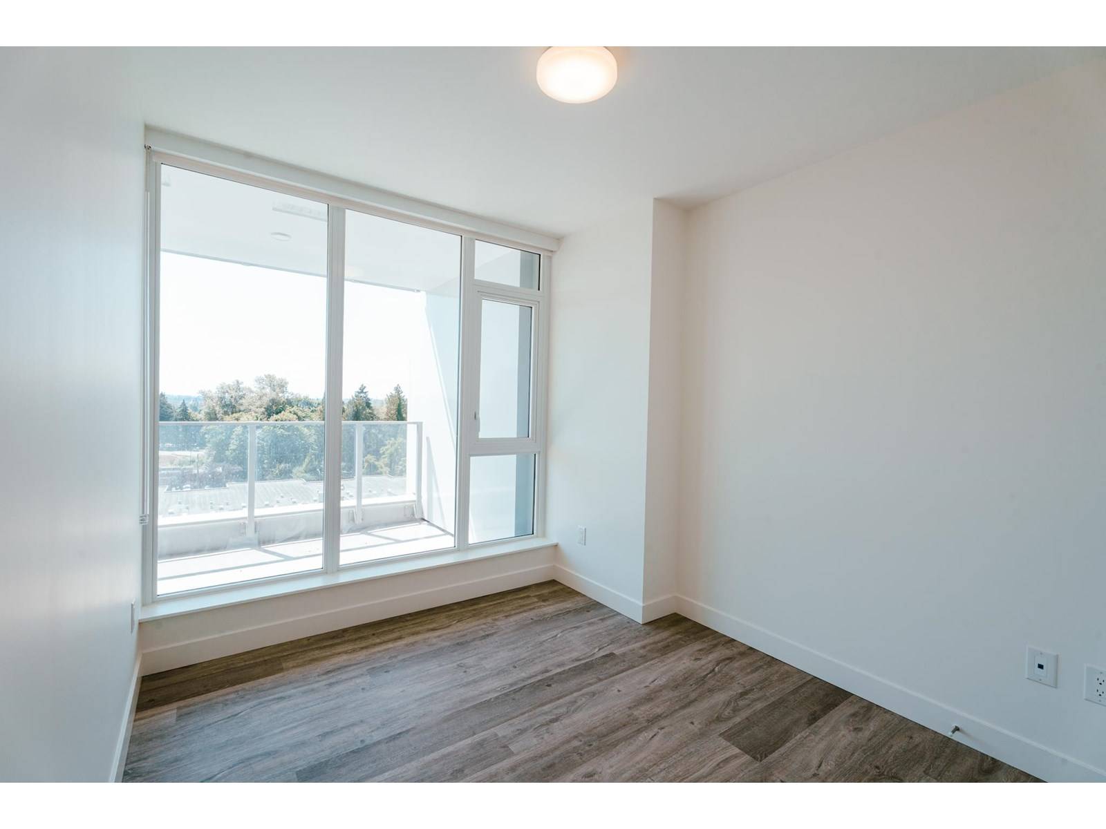 Surrey, BC V3T0T7,9675 KING GEORGE #701