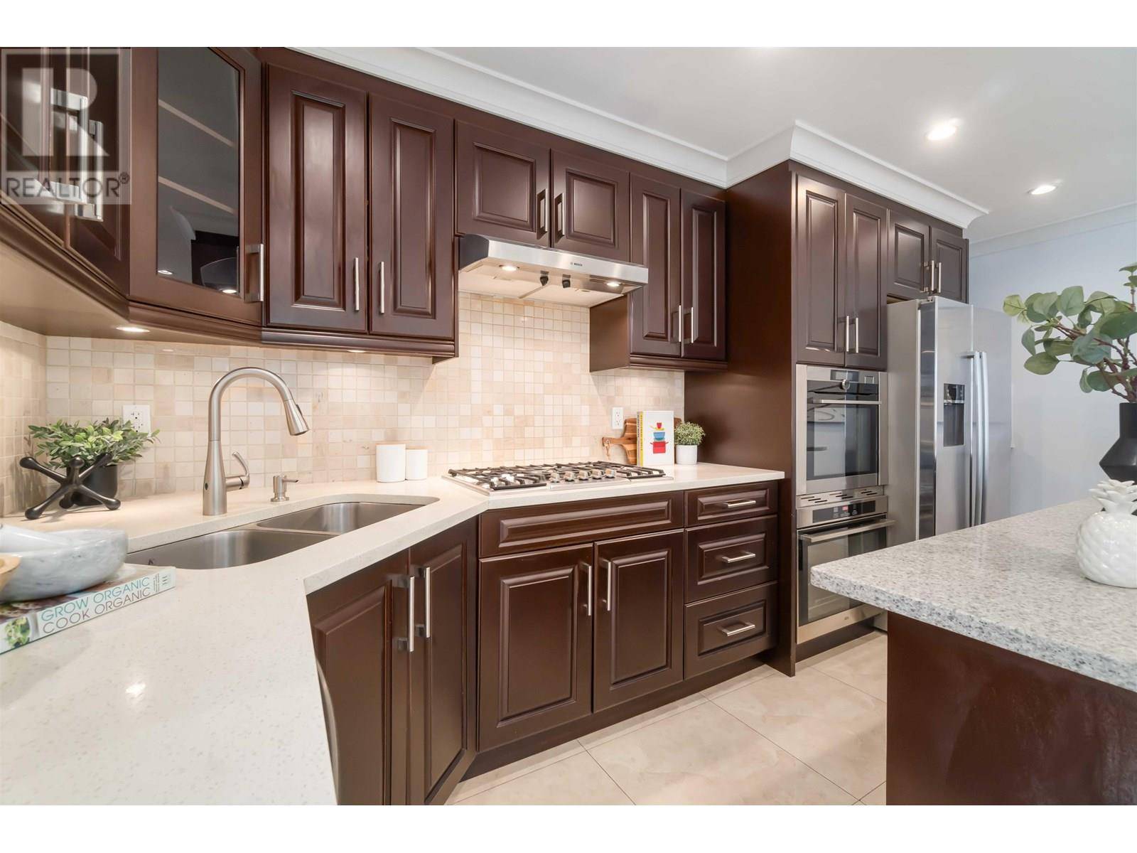 Vancouver, BC V6K1T5,2721 W 5TH AVENUE