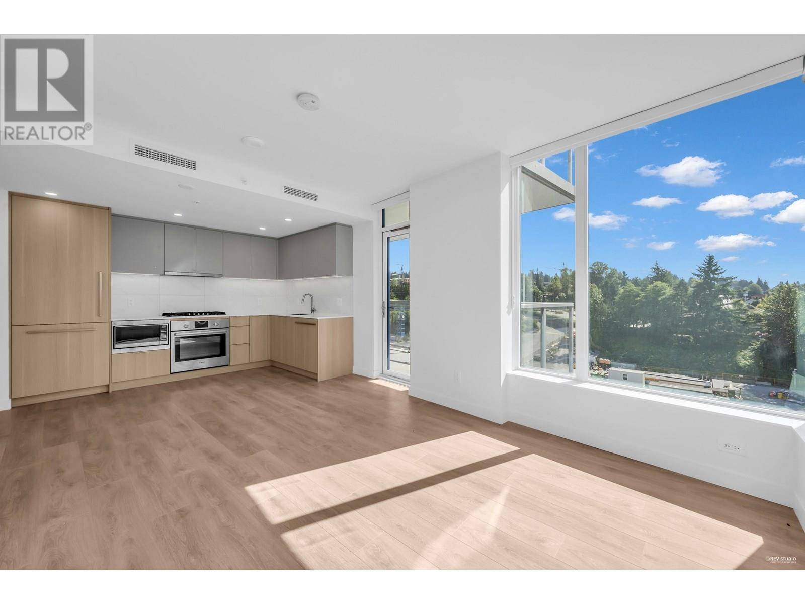 Coquitlam, BC V3K0J1,318 ALDERSON AVE #704