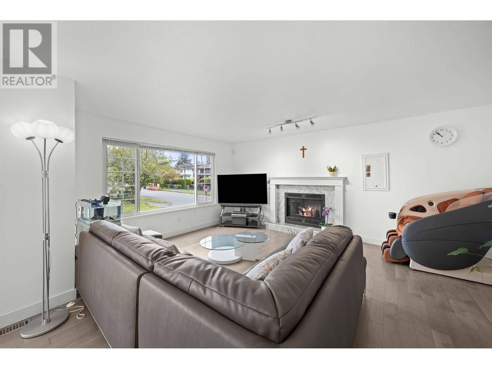 Burnaby, BC V5J1M9,4398 HURST STREET