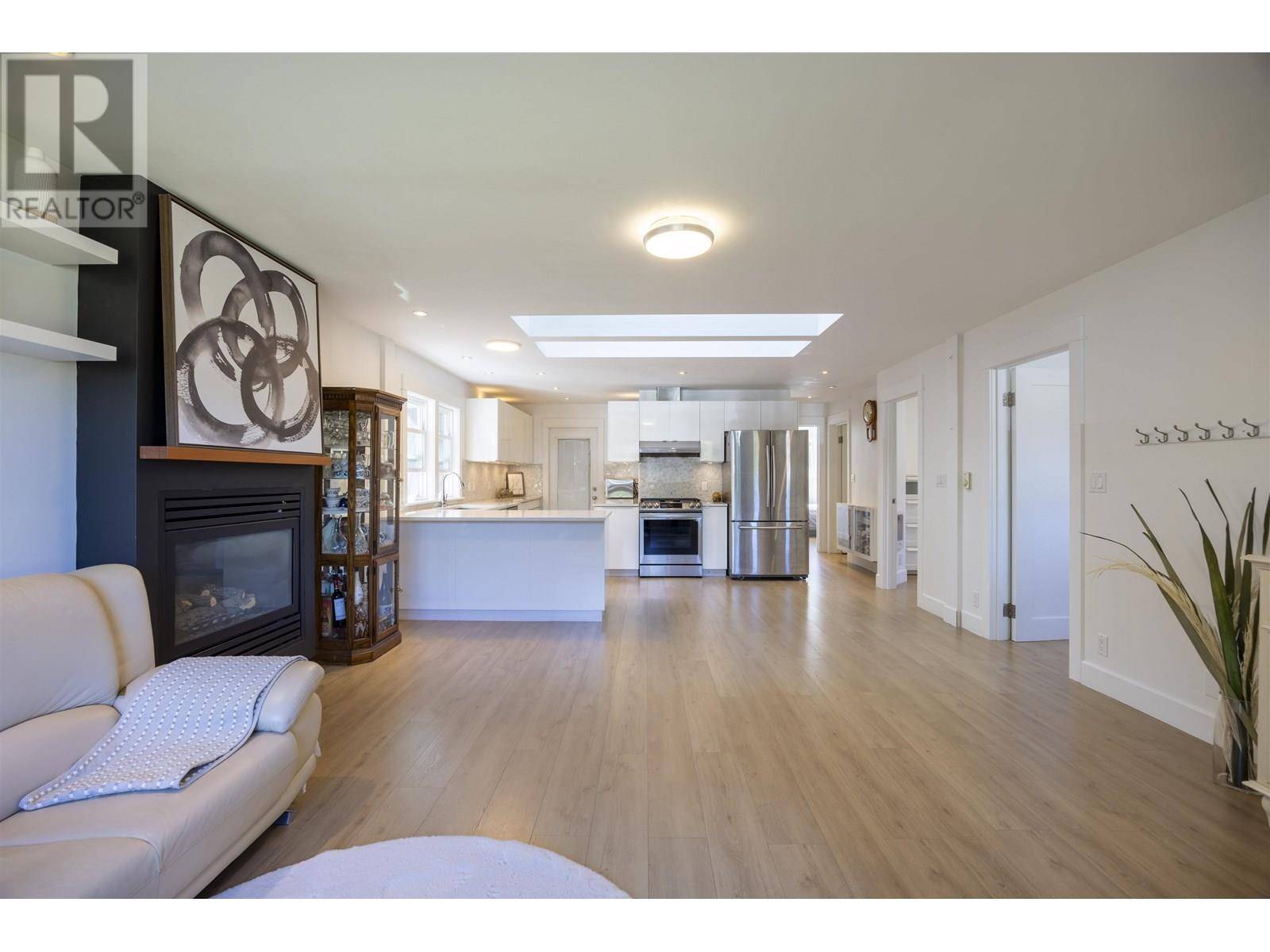 Burnaby, BC V5B4H7,931 SPERLING AVENUE