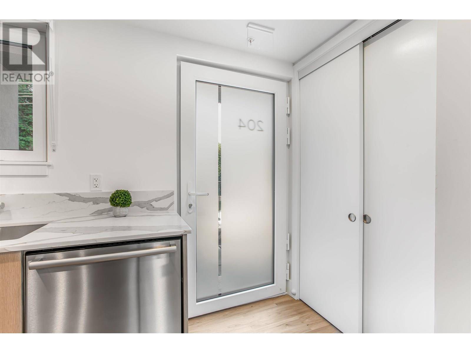 Vancouver, BC V5N1B6,2075 EAST 1ST AVE #204