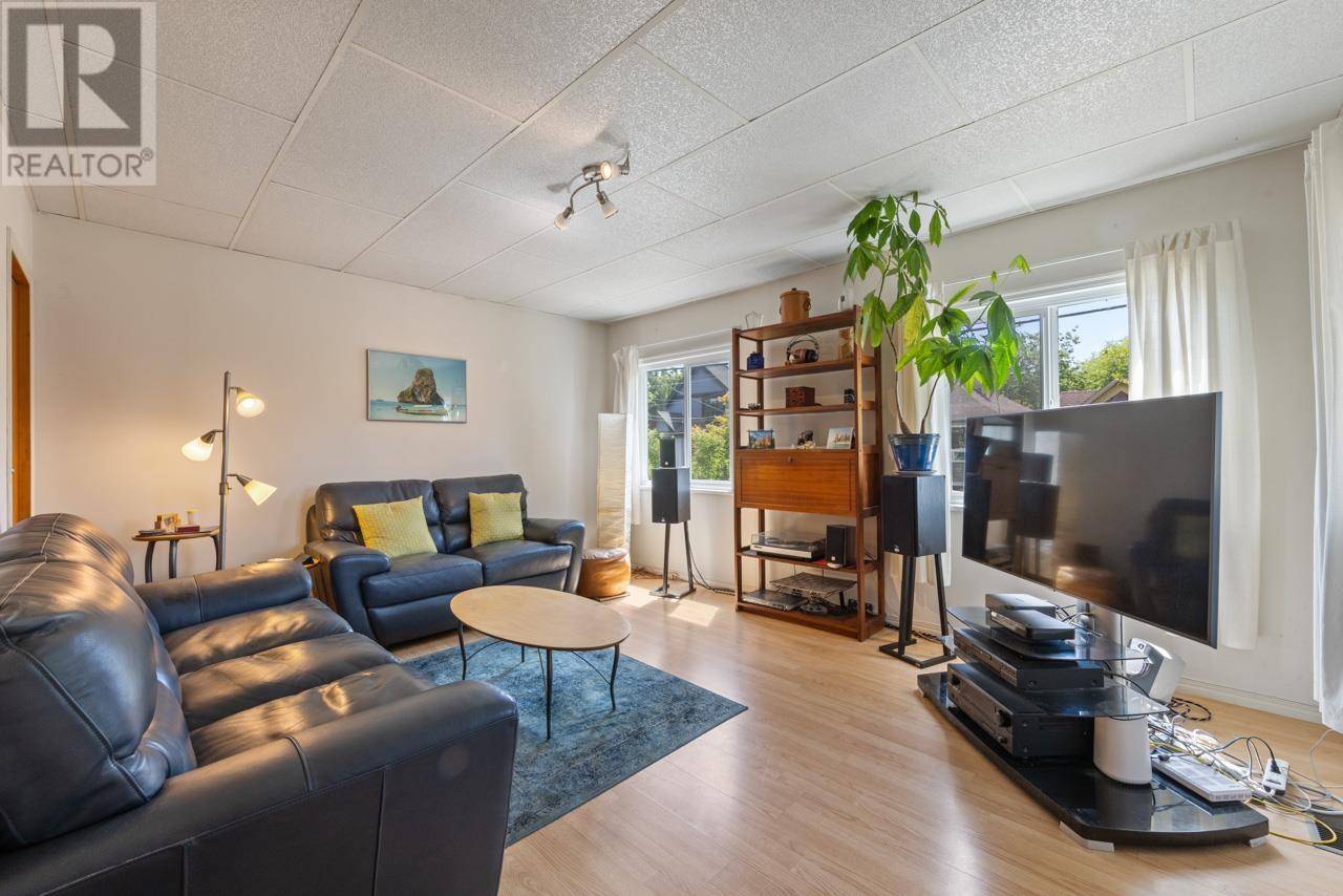 Vancouver, BC V5N1L9,1737 E 5TH AVENUE