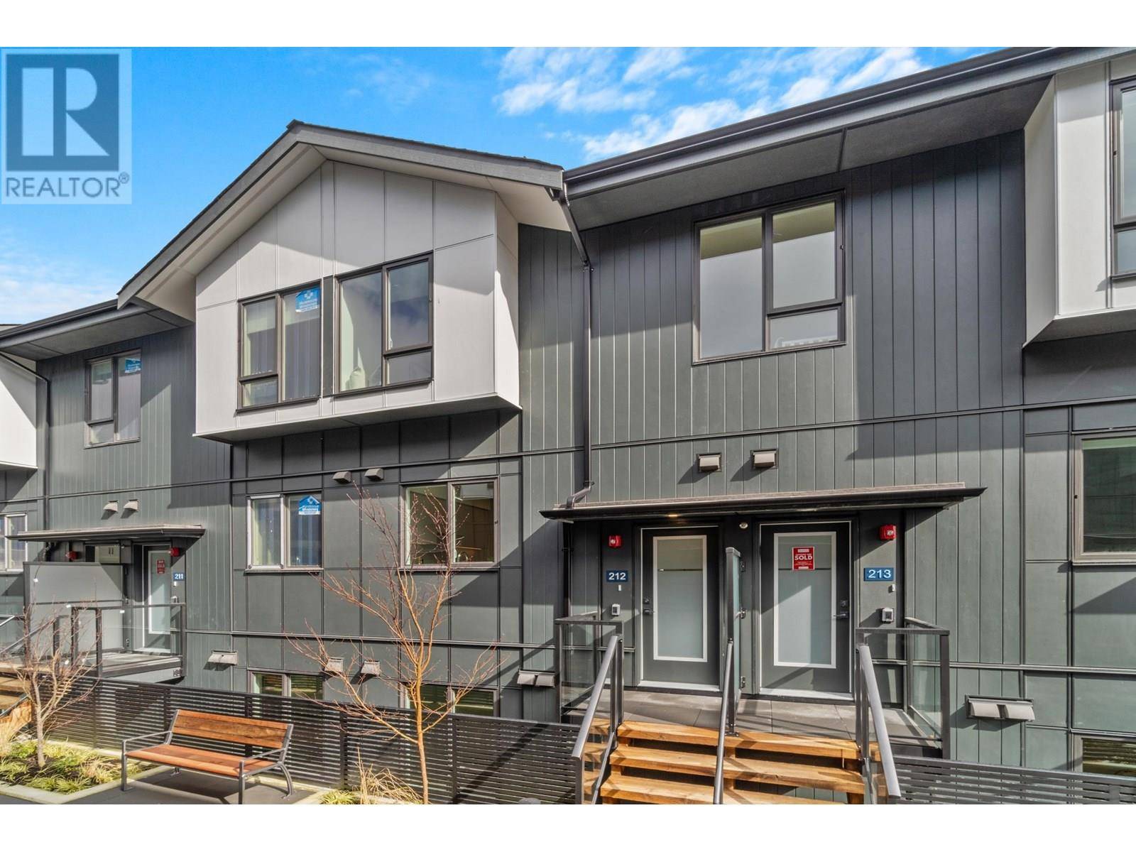 7161 17TH AVE #204, Burnaby, BC V3N1K8