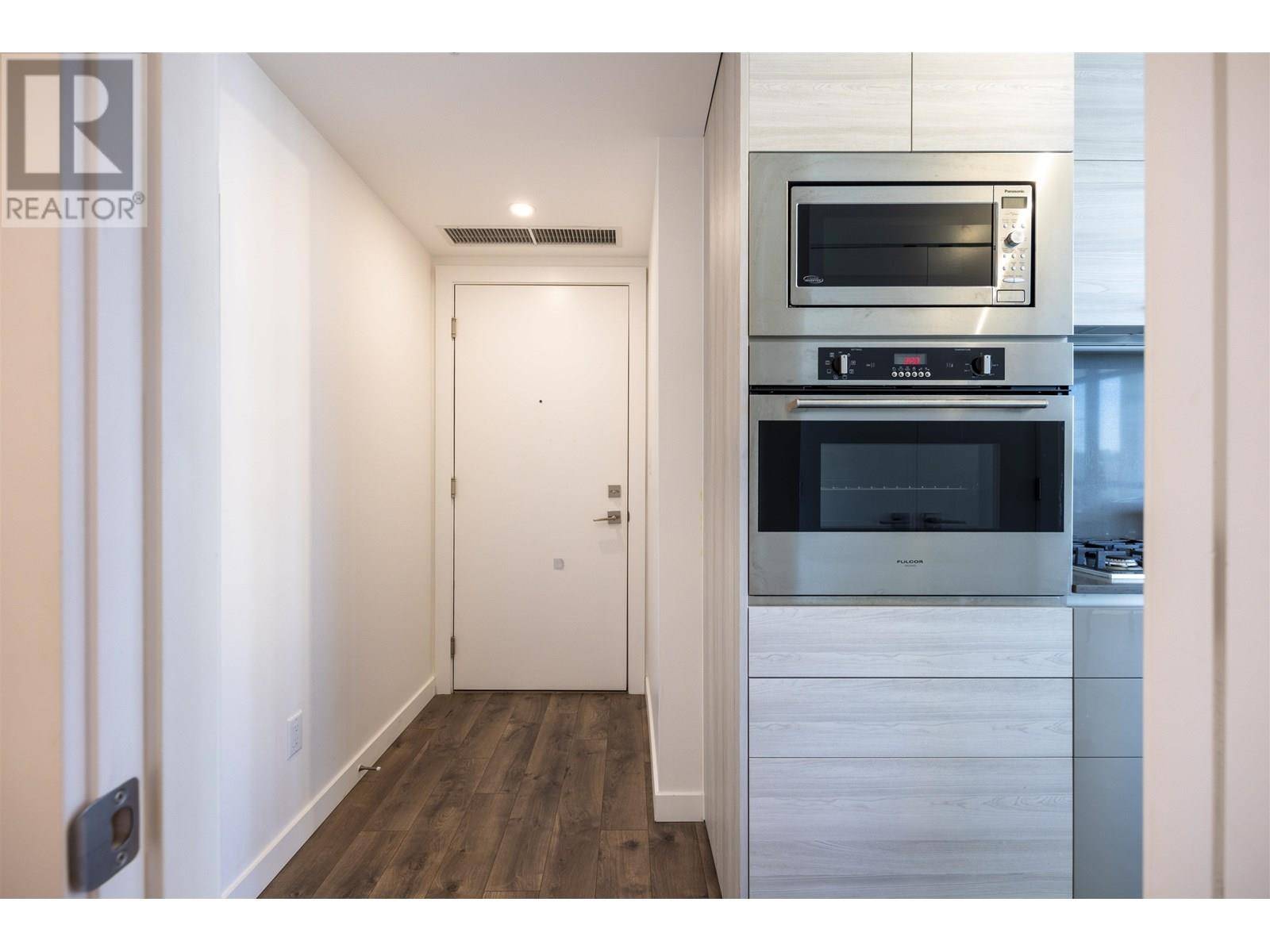 Burnaby, BC V5C0M4,4488 JUNEAU ST #606