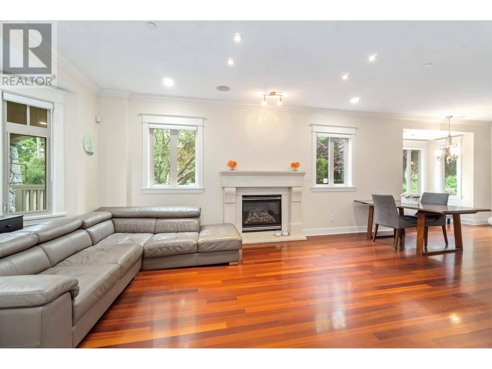 Vancouver, BC V6K2B4,2506 W 8TH AVENUE