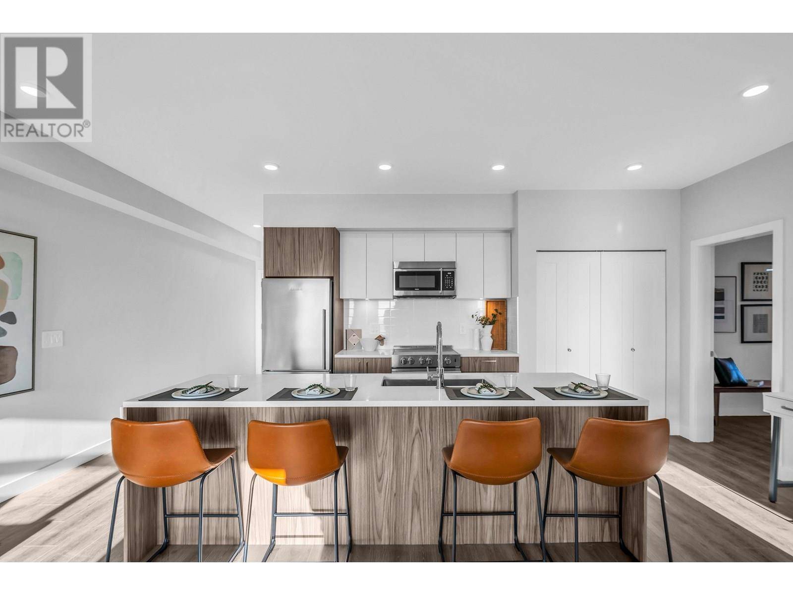 Burnaby, BC V5B1R2,5535 HASTINGS ST #404