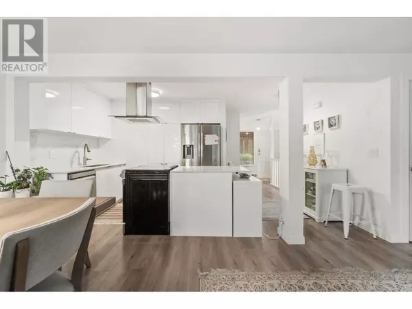 North Vancouver, BC V7L3K5,2133 ST. GEORGES AVE #23