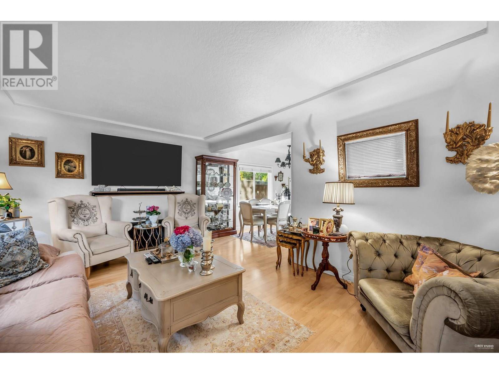 North Vancouver, BC V7R2H4,1052 MONTROYAL BOULEVARD