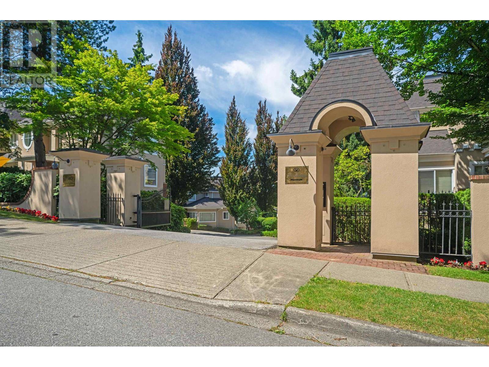 Burnaby, BC V5H4R7,5262 OAKMOUNT CRES #612