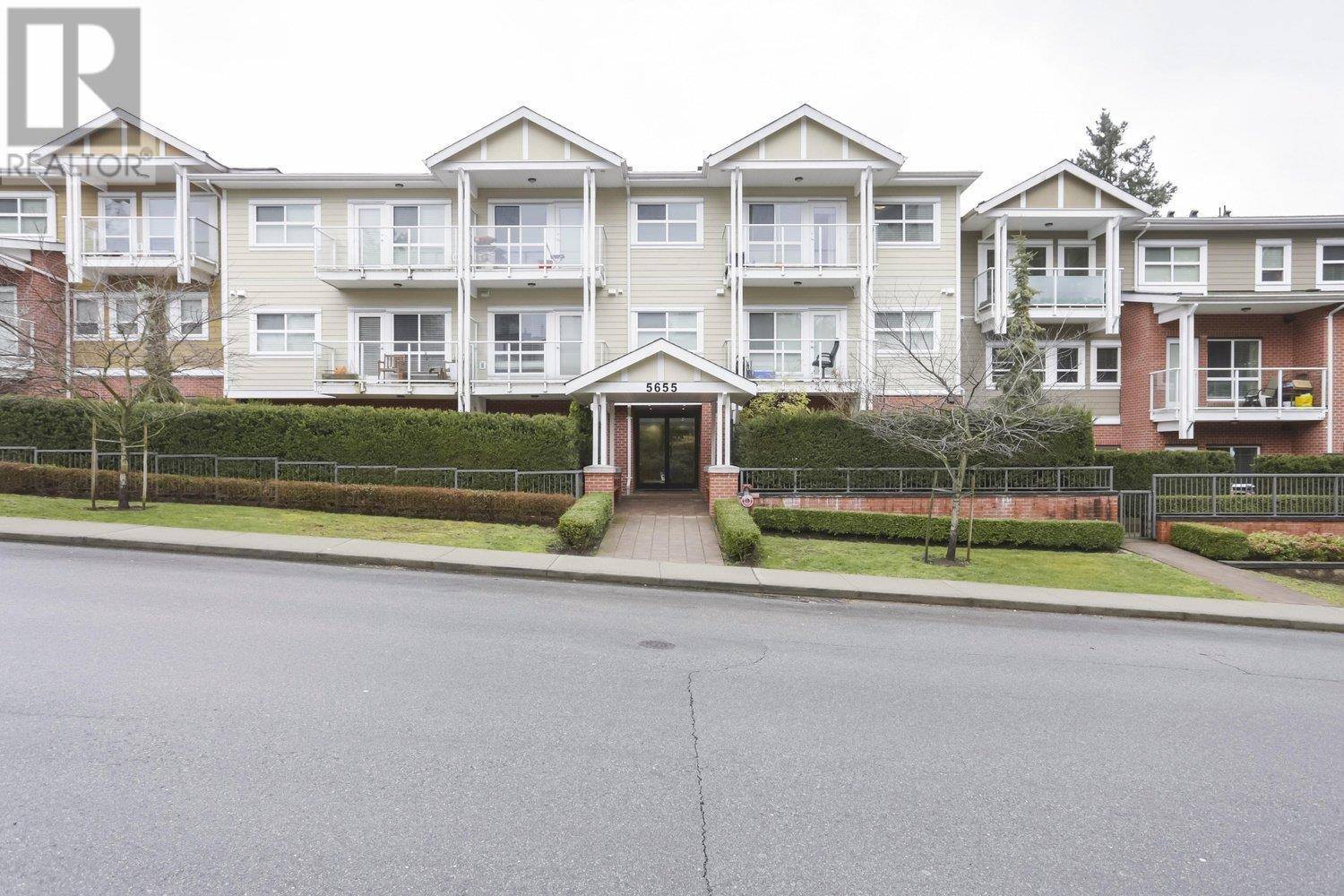 Burnaby, BC V5H2M2,5655 INMAN AVE #310