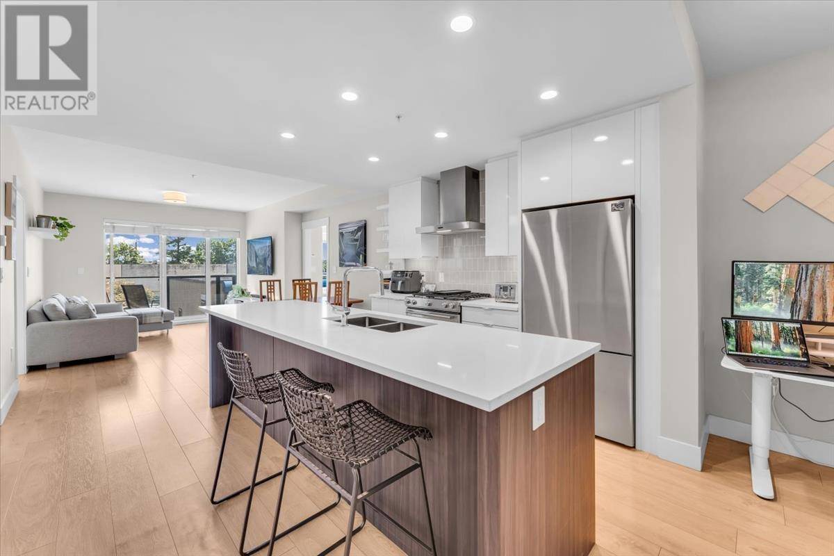 North Vancouver, BC V7J0C9,1496 CHARLOTTE RD #211