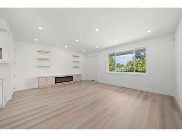 Langley, BC V4W3L1,26725 FRASER #2