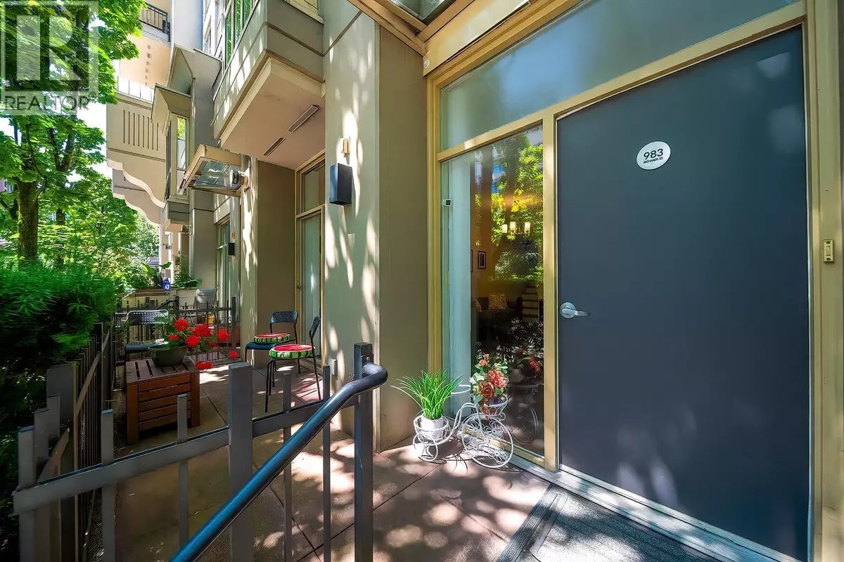 Vancouver, BC V6B3B6,983 RICHARDS STREET