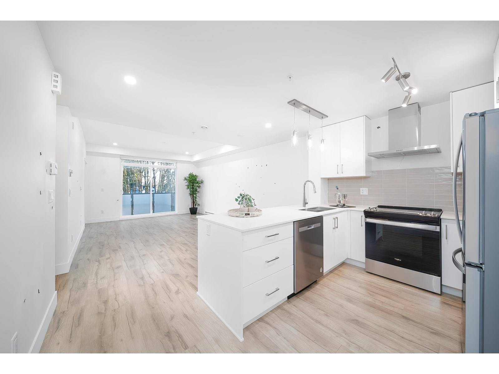 6328 KING GEORGE #30, Surrey, BC V3X1E6