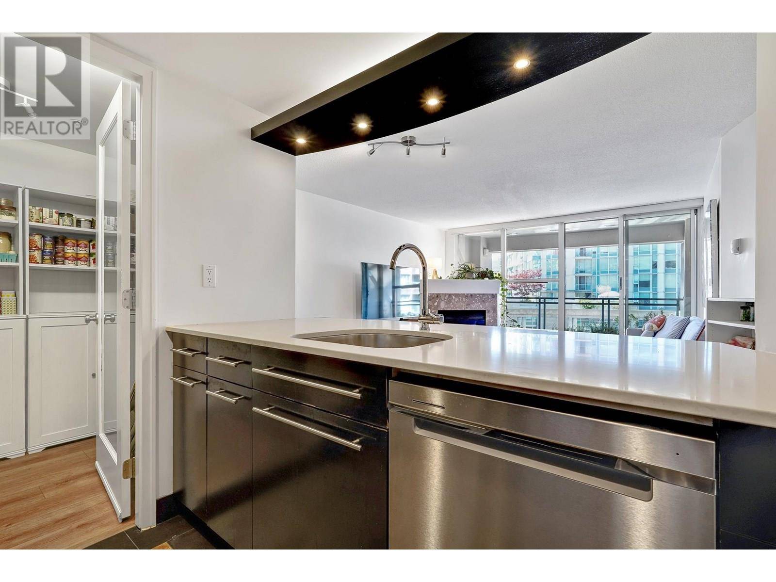 Vancouver, BC V6B6B9,183 KEEFER PL #306