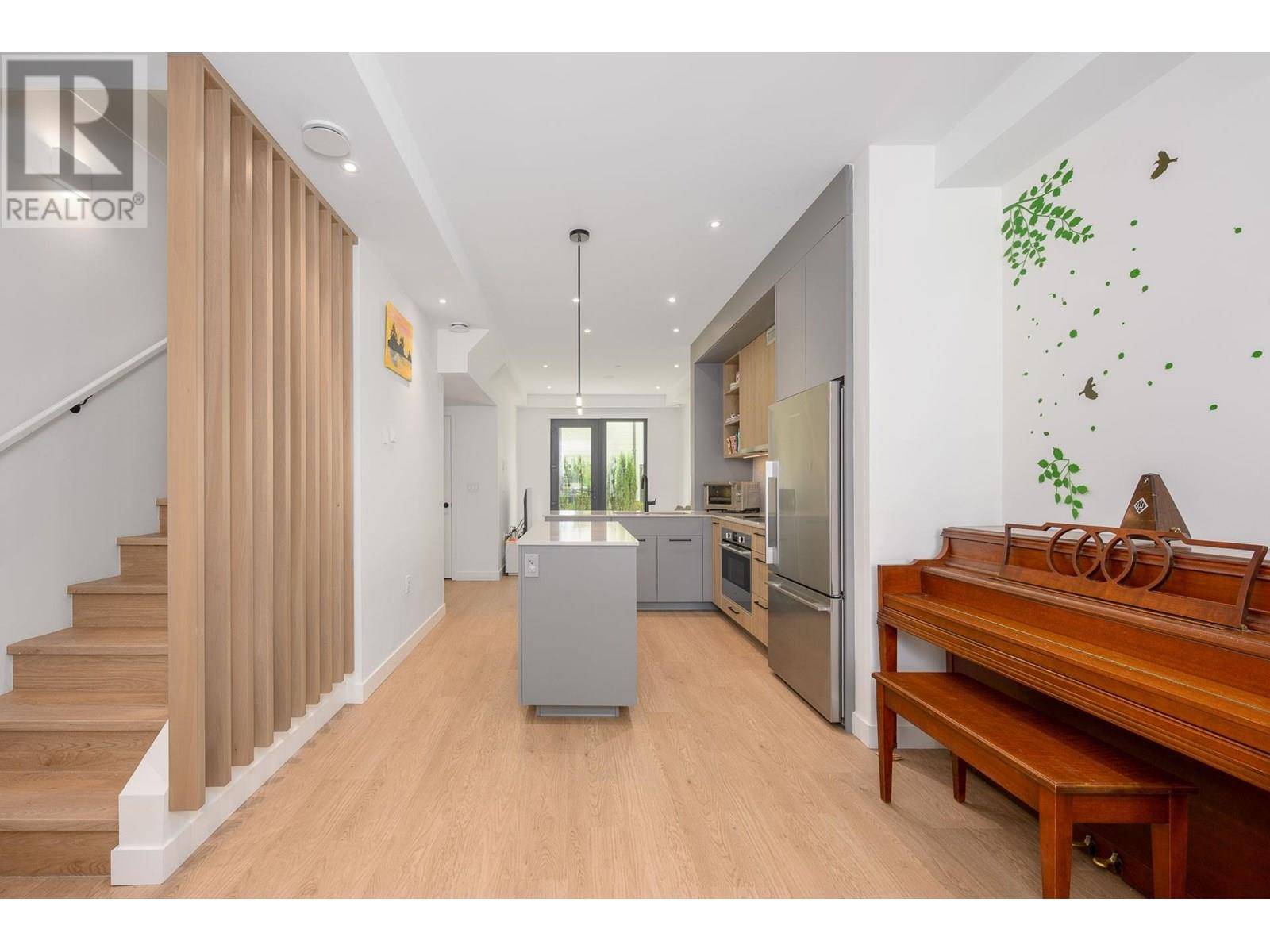 606 FOSTER AVE #203, Coquitlam, BC V3J0L5