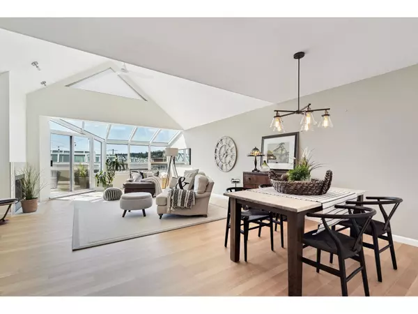 White Rock, BC V4B1C1,1107 ELM STREET