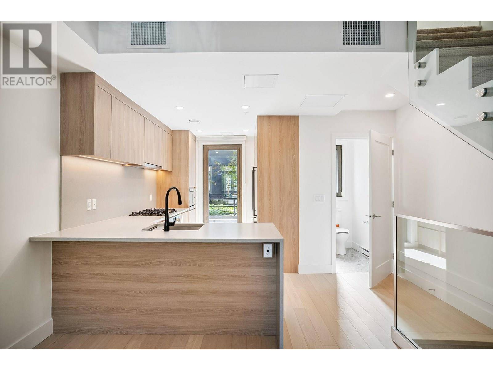 Vancouver, BC V6M2W4,6268 OAK STREET