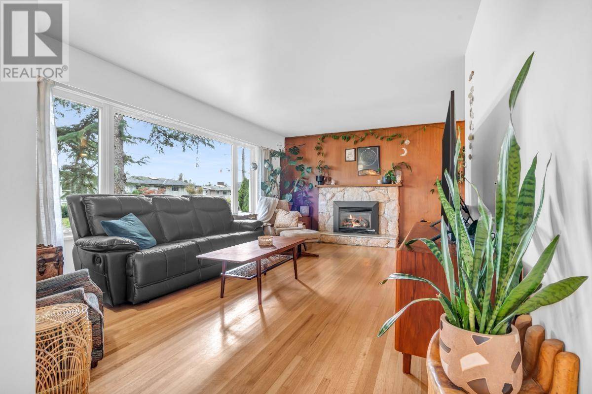 North Vancouver, BC V7L2X1,852 E 17TH STREET
