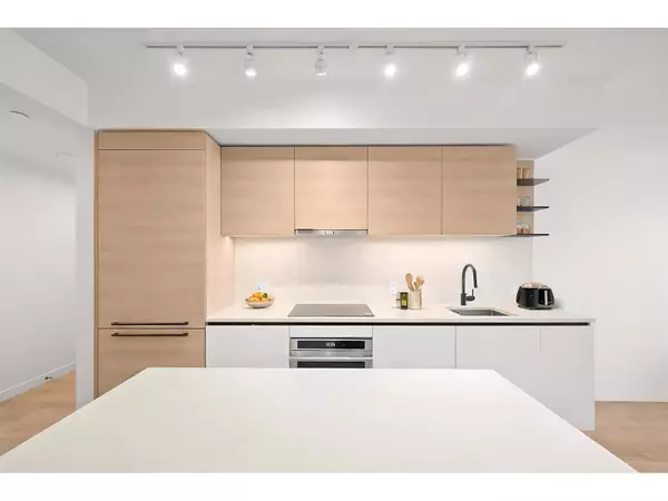 Surrey, BC V3T0S7,10448 UNIVERSITY #2912