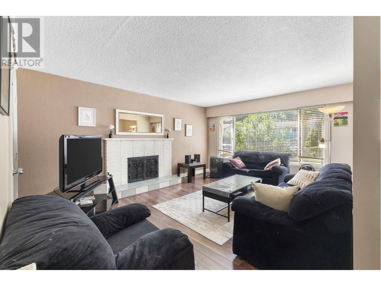 Maple Ridge, BC V2X7P7,21161 COOK AVENUE
