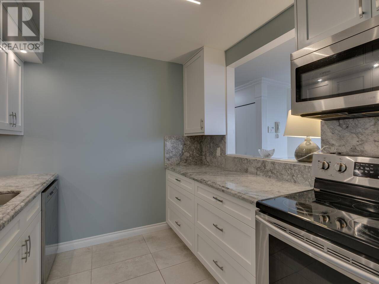 Burnaby, BC V5C6C7,3920 HASTINGS ST #902