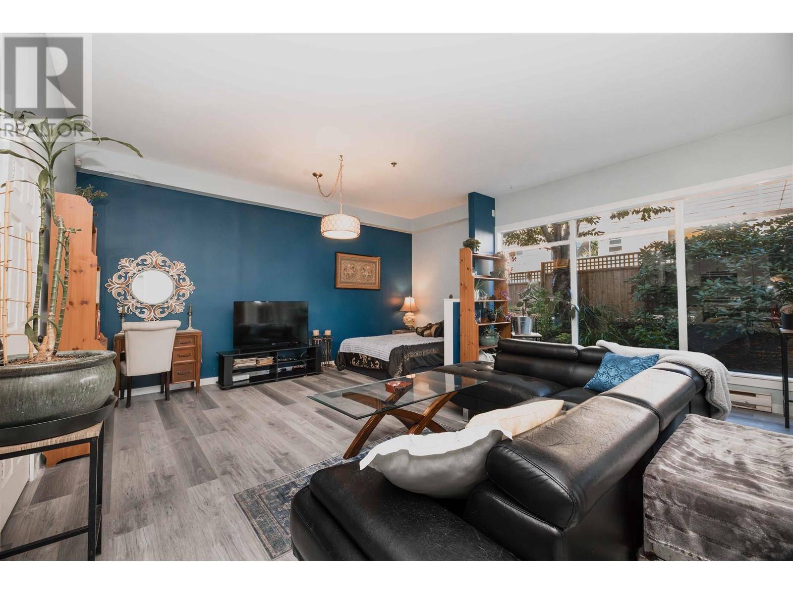 Gibsons, BC V0N1V9,703 GIBSONS WAY #2