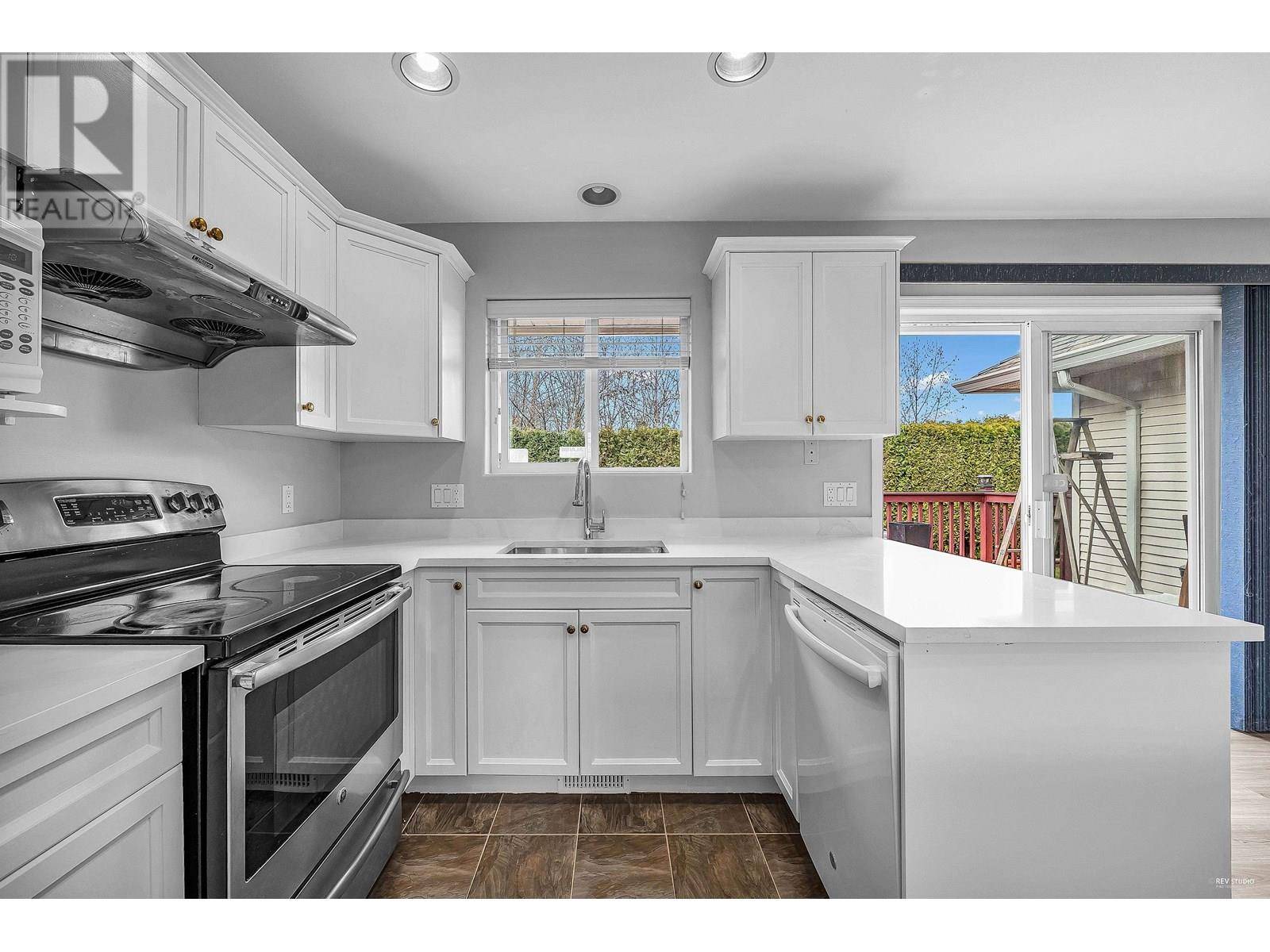 Maple Ridge, BC V4R1N2,23800 122 AVENUE