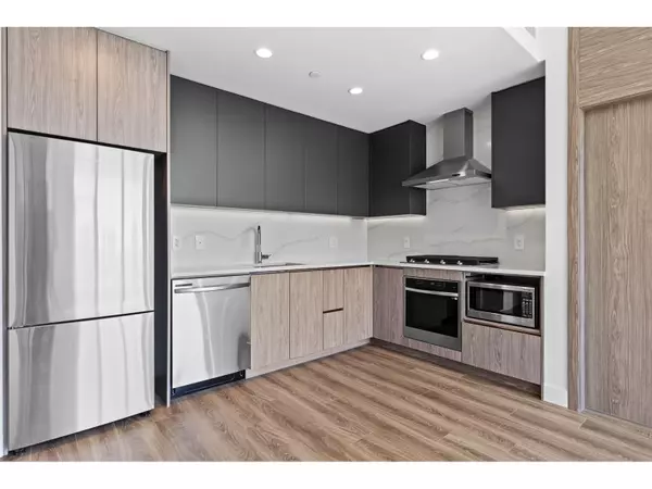 Surrey, BC V3T0V4,10750 135A #804