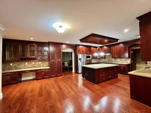 Surrey, BC V4A9Y7,12348 21A AVENUE