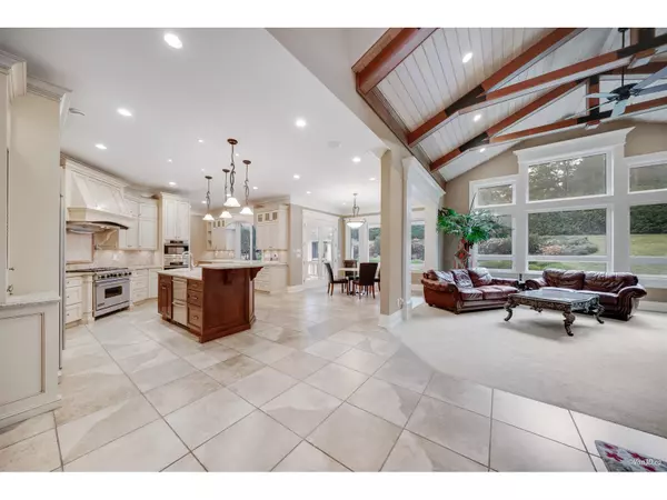 Surrey, BC V4P1W9,13464 VINE MAPLE DRIVE