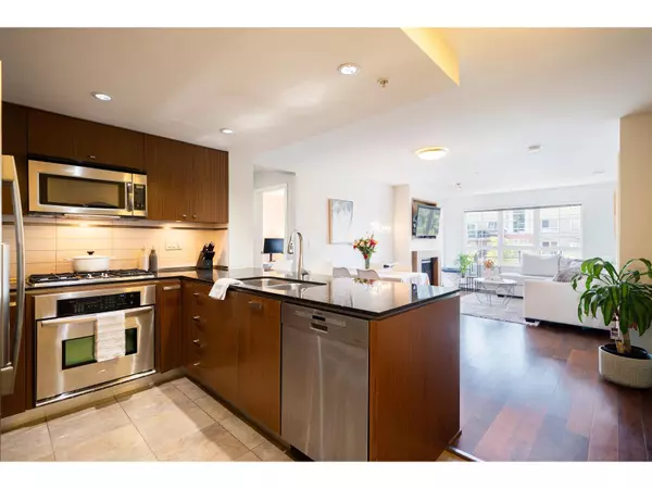 Surrey, BC V4P0E4,2940 KING GEORGE #313