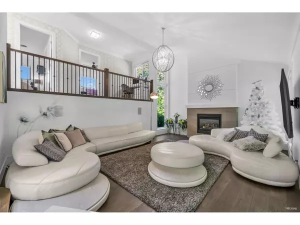 Surrey, BC V4A6H3,1723 AMBLE GREENE DRIVE