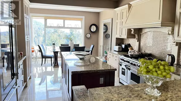 West Vancouver, BC V7W3A3,4992 PINETREE CRESCENT