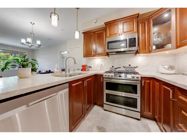 Surrey, BC V4P0H2,3535 146A #407