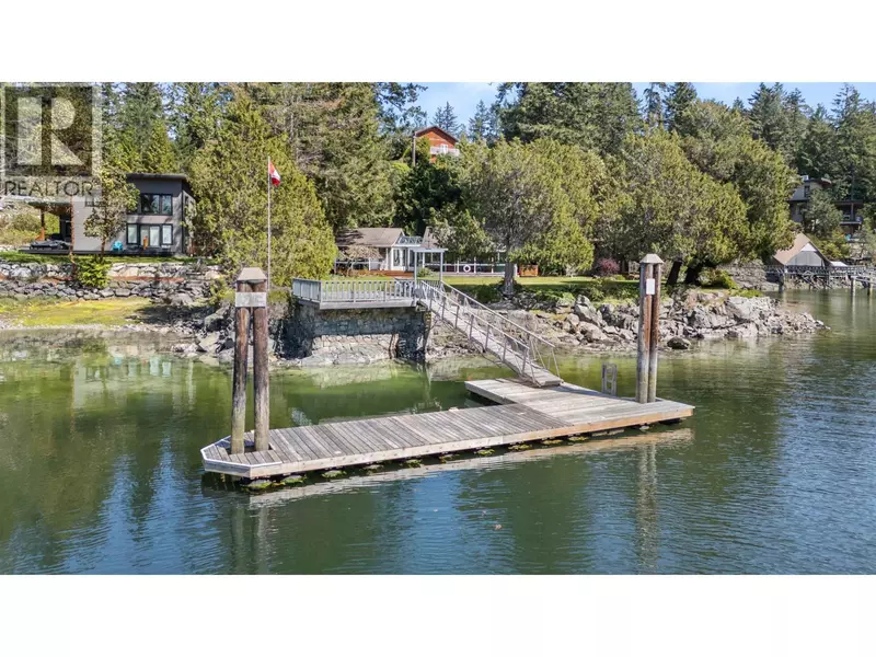 5400 SANS SOUCI ROAD, Halfmoon Bay, BC V7Z1B6