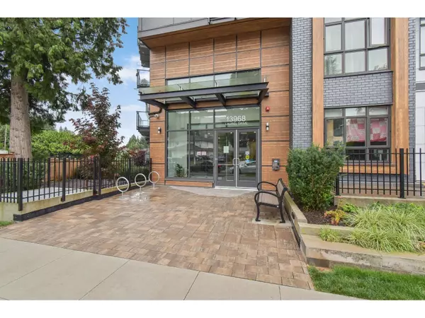 13968 LAUREL #323, Surrey, BC V3T0S9