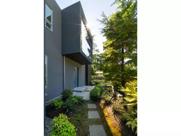 Surrey, BC V4A3T3,12768 26B AVENUE