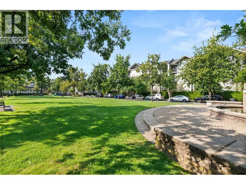 7089 MONT ROYAL SQ #417, Vancouver, BC V5S4W6