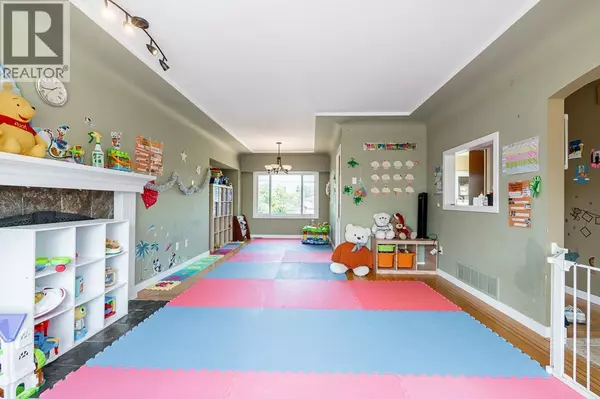 Burnaby, BC V5C3T2,4871 HIGHLAWN DRIVE