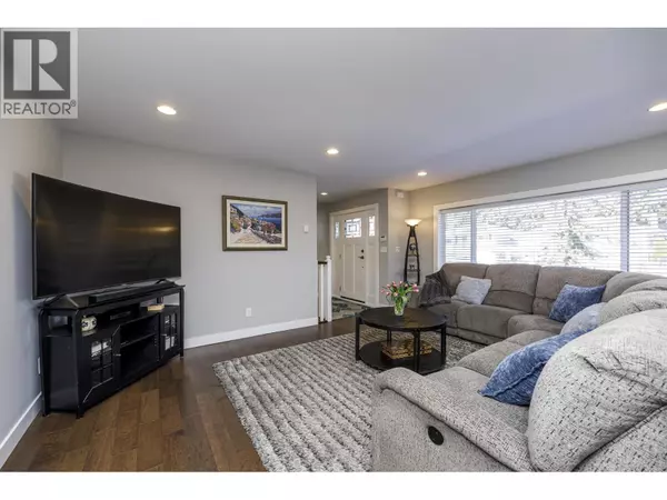 North Vancouver, BC V7L2X2,887 E 17TH STREET