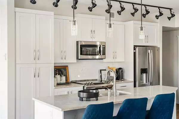 Surrey, BC V0V0V0,11035 RAVINE RD #512