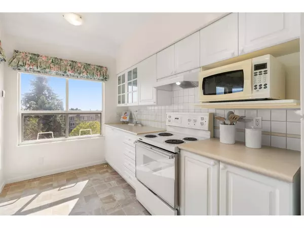 White Rock, BC V4B5K2,1576 MERKLIN #404