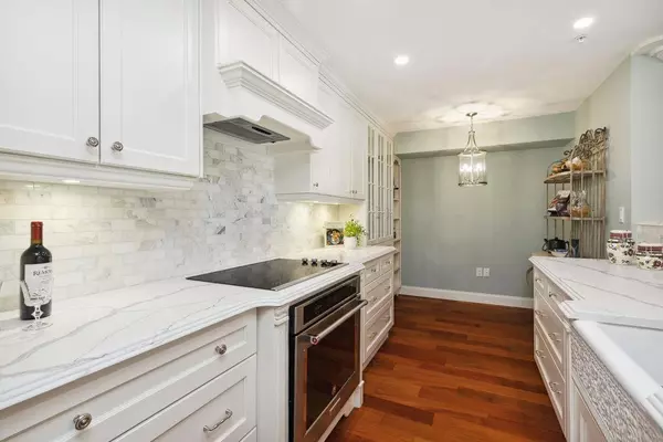 White Rock, BC V4B5L2,15210 PACIFIC #220