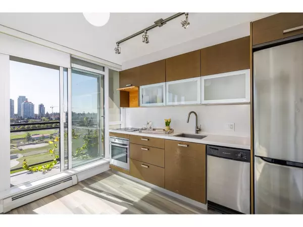 Surrey, BC V3T0E6,10777 UNIVERSITY #1603